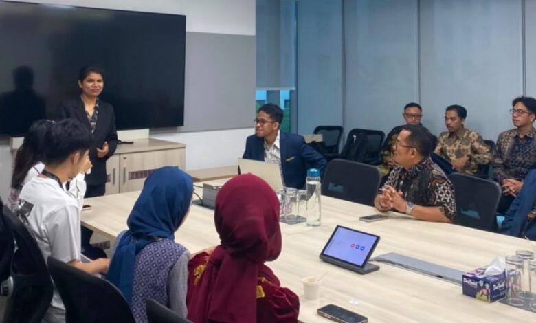 Delegasi FHIP UMS dan civitas akademika Bennett University India sedang berdiskusi dalam ruang rapat saat program Visiting Lecturer.