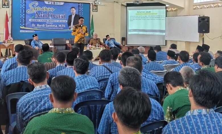 Peserta seminar motivasi Guru Muhammadiyah Era AI sedang menyimak pemaparan dari Dr. Hardi Santosa di Purbalingga.