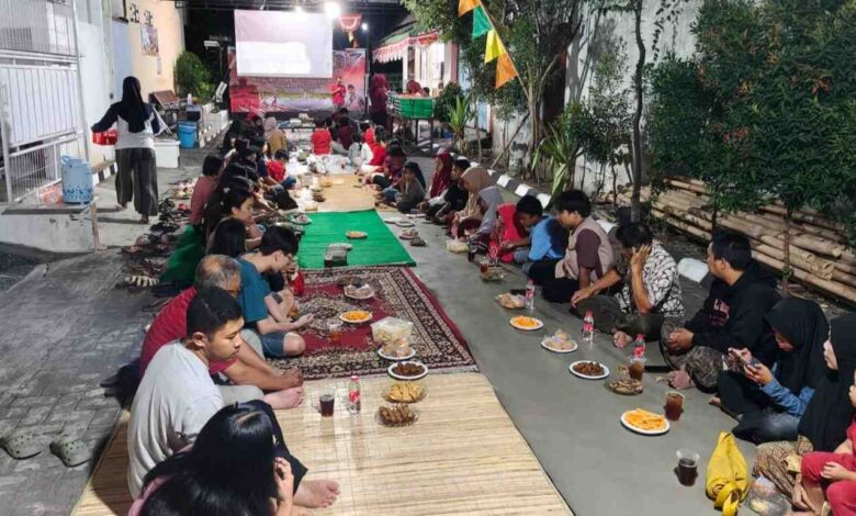 Warga RT 05 RW 05 Perum Gedangan Sektor 9 Sukoharjo duduk lesehan menikmati hidangan tumpeng dan jajanan dalam acara Malam Tirakatan HUT RI.