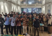 Foto bersama 40 eksekutif amil dan pimpinan Lazismu Sragen yang menyatakan kesiapan menyukseskan program Kampung Berkemajuan usai rapat evaluasi di RM Bagor.