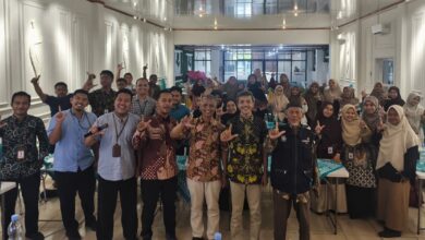 Foto bersama 40 eksekutif amil dan pimpinan Lazismu Sragen yang menyatakan kesiapan menyukseskan program Kampung Berkemajuan usai rapat evaluasi di RM Bagor.