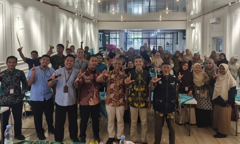 Foto bersama 40 eksekutif amil dan pimpinan Lazismu Sragen yang menyatakan kesiapan menyukseskan program Kampung Berkemajuan usai rapat evaluasi di RM Bagor.