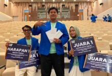 Tim pengembang aplikasi AI mahasiswa UMP KasKos memamerkan piagam penghargaan UAD FAIR 2026