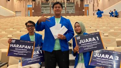Tim pengembang aplikasi AI mahasiswa UMP KasKos memamerkan piagam penghargaan UAD FAIR 2026