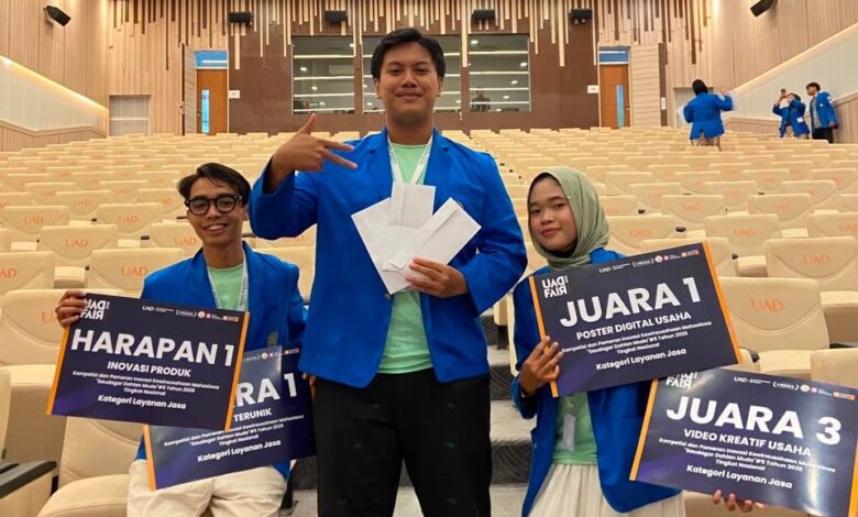 Tim pengembang aplikasi AI mahasiswa UMP KasKos memamerkan piagam penghargaan UAD FAIR 2026