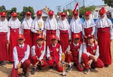 Tim gerak jalan putra dan putri SD Muhammadiyah Kriyan berfoto bersama piala Juara Harapan 1 di Lapangan Kenari Purwogondo.