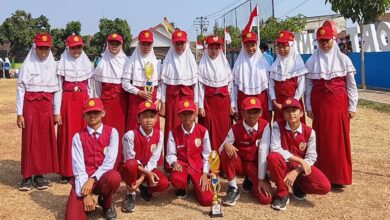 Tim gerak jalan putra dan putri SD Muhammadiyah Kriyan berfoto bersama piala Juara Harapan 1 di Lapangan Kenari Purwogondo.