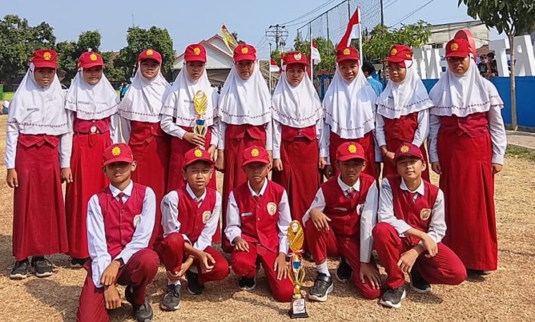 Tim gerak jalan putra dan putri SD Muhammadiyah Kriyan berfoto bersama piala Juara Harapan 1 di Lapangan Kenari Purwogondo.