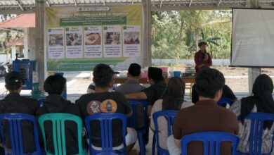 Tim PPK Ormawa UNIMUS menyampaikan materi pakan lele alternatif berbasis maggot BSF di Pendopo Kelurahan Pringapus.