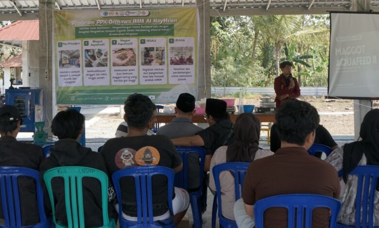 Tim PPK Ormawa UNIMUS menyampaikan materi pakan lele alternatif berbasis maggot BSF di Pendopo Kelurahan Pringapus.