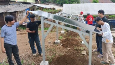 Tim pengabdian UMP merakit kerangka panel surya untuk mendukung sistem budidaya ikan nila bioflok di Banyumas.