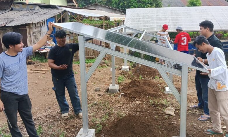 Tim pengabdian UMP merakit kerangka panel surya untuk mendukung sistem budidaya ikan nila bioflok di Banyumas.