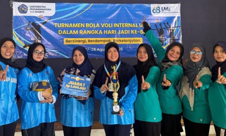Tim bola voli putri FKIP UMS foto bersama membawa piala dan papan hadiah Juara 1 Turnamen Bola Voli Internal memperingati Hari Jadi UMS ke-68.
