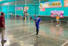 Dosen dan pegawai UMPWR mengikuti turnamen badminton ganda putra di Gedung Serbaguna Bina Persahabatan (GSH) Purworejo dalam rangka Milad ke-62.