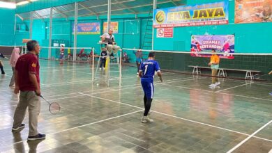 Dosen dan pegawai UMPWR mengikuti turnamen badminton ganda putra di Gedung Serbaguna Bina Persahabatan (GSH) Purworejo dalam rangka Milad ke-62.