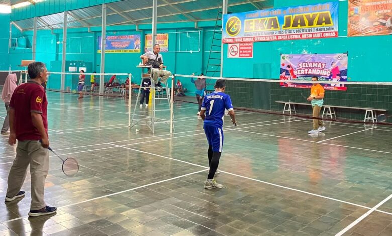 Dosen dan pegawai UMPWR mengikuti turnamen badminton ganda putra di Gedung Serbaguna Bina Persahabatan (GSH) Purworejo dalam rangka Milad ke-62.