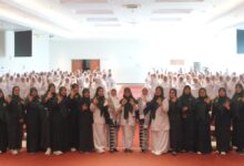 Prosesi Ucap Janji Profesi Bidan UMP memperlihatkan foto bersama dosen, tamu undangan IBI, dan mahasiswa di Aula Syamsuhadi Irsyad.