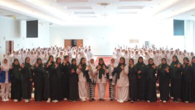 Prosesi Ucap Janji Profesi Bidan UMP memperlihatkan foto bersama dosen, tamu undangan IBI, dan mahasiswa di Aula Syamsuhadi Irsyad.