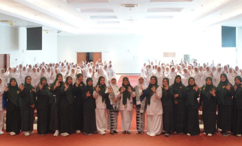 Prosesi Ucap Janji Profesi Bidan UMP memperlihatkan foto bersama dosen, tamu undangan IBI, dan mahasiswa di Aula Syamsuhadi Irsyad.