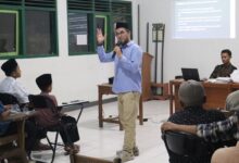 Ustaz Haji Zainudin dari Malaysia memberikan materi Kajian Santri Internasional tentang ilmuwan Muslim di hadapan santri Ponpes Darul Arqom Muhammadiyah Bayan Purworejo.