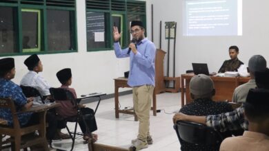 Ustaz Haji Zainudin dari Malaysia memberikan materi Kajian Santri Internasional tentang ilmuwan Muslim di hadapan santri Ponpes Darul Arqom Muhammadiyah Bayan Purworejo.