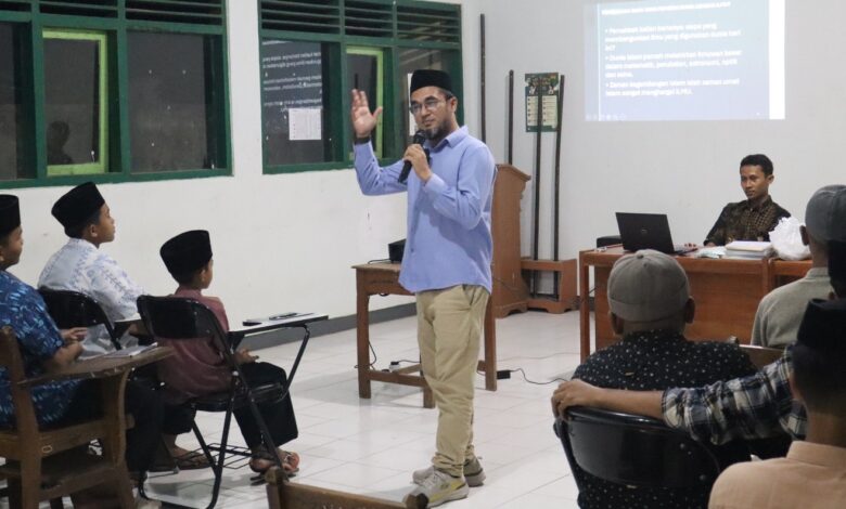 Ustaz Haji Zainudin dari Malaysia memberikan materi Kajian Santri Internasional tentang ilmuwan Muslim di hadapan santri Ponpes Darul Arqom Muhammadiyah Bayan Purworejo.