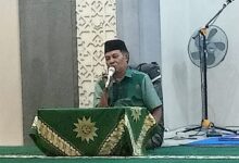Ustadz Agus Arifin menyampaikan ceramah mengenai makna mengisi kemerdekaan dengan jihad dan kesabaran di Masjid Al Istiqomah Tahunan.