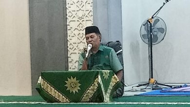 Ustadz Agus Arifin menyampaikan ceramah mengenai makna mengisi kemerdekaan dengan jihad dan kesabaran di Masjid Al Istiqomah Tahunan.