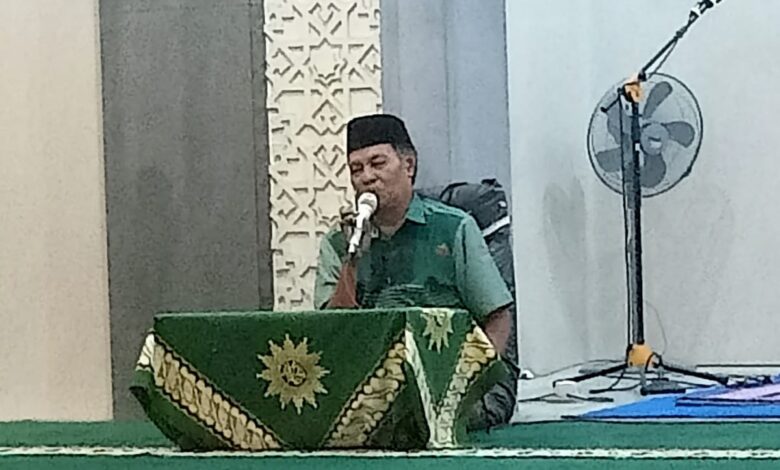 Ustadz Agus Arifin menyampaikan ceramah mengenai makna mengisi kemerdekaan dengan jihad dan kesabaran di Masjid Al Istiqomah Tahunan.