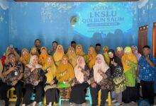 Pengurus Aisyiyah Nguter foto bersama saat kegiatan Visitasi LKSLU di Pondok Lansia Qolbun Salim Sukoharjo.