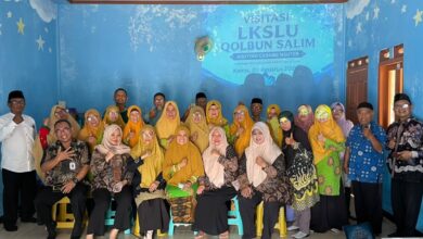 Pengurus Aisyiyah Nguter foto bersama saat kegiatan Visitasi LKSLU di Pondok Lansia Qolbun Salim Sukoharjo.