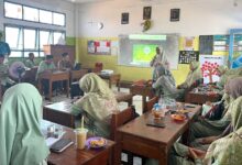 Suasana guru dan karyawan MI Muhammadiyah Kauman menyimak pemaparan materi kajian pedoman Putusan Tarjih Muhammadiyah di ruang kelas.