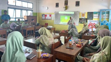 Suasana guru dan karyawan MI Muhammadiyah Kauman menyimak pemaparan materi kajian pedoman Putusan Tarjih Muhammadiyah di ruang kelas.