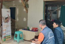 Penyerahan simbolis bantuan kamar mandi dari Lazismu Kota Magelang oleh relawan Muhammadiyah untuk keluarga Pak Joko di depan rumah bambu.