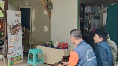 Penyerahan simbolis bantuan kamar mandi dari Lazismu Kota Magelang oleh relawan Muhammadiyah untuk keluarga Pak Joko di depan rumah bambu.