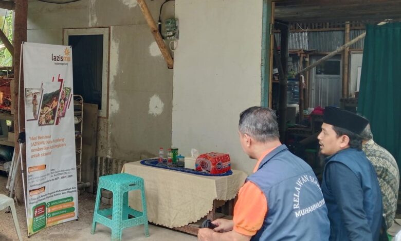 Penyerahan simbolis bantuan kamar mandi dari Lazismu Kota Magelang oleh relawan Muhammadiyah untuk keluarga Pak Joko di depan rumah bambu.