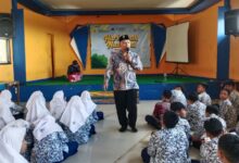 Pendongeng Nasional, Kak Damar, memberikan motivasi kepada ratusan siswa SMP Mutual Magelang dalam acara 'Upgrade Mindset' peringatan Hari Anak Nasional 2026.