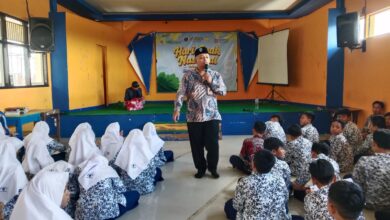 Pendongeng Nasional, Kak Damar, memberikan motivasi kepada ratusan siswa SMP Mutual Magelang dalam acara 'Upgrade Mindset' peringatan Hari Anak Nasional 2026.
