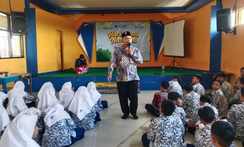 Pendongeng Nasional, Kak Damar, memberikan motivasi kepada ratusan siswa SMP Mutual Magelang dalam acara 'Upgrade Mindset' peringatan Hari Anak Nasional 2026.