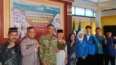 Acara penyerahan mahasiswa KKN STIEM Cilacap bersama perangkat desa, TNI, Polri, dan civitas akademika di Pendopo Desa Cilopadang.