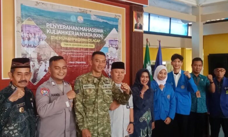 Acara penyerahan mahasiswa KKN STIEM Cilacap bersama perangkat desa, TNI, Polri, dan civitas akademika di Pendopo Desa Cilopadang.