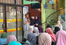 Abdul Rohman Salim memberikan testimoni tentang pemeriksaan gula darah dalam acara edukasi Prolanis Klinik Yasmin Medika Jepara.