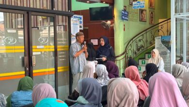 Abdul Rohman Salim memberikan testimoni tentang pemeriksaan gula darah dalam acara edukasi Prolanis Klinik Yasmin Medika Jepara.