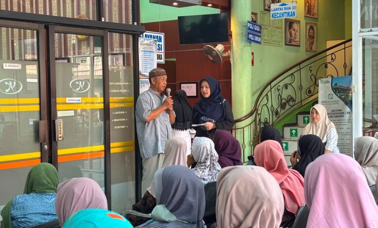 Abdul Rohman Salim memberikan testimoni tentang pemeriksaan gula darah dalam acara edukasi Prolanis Klinik Yasmin Medika Jepara.