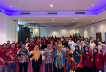 Foto bersama pengurus DPD IMM Jateng dan tamu undangan mengepalkan tangan saat peluncuran SAPA Immawati, platform pelaporan kekerasan berbasis gender di Salatiga.