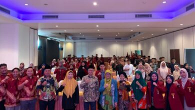 Foto bersama pengurus DPD IMM Jateng dan tamu undangan mengepalkan tangan saat peluncuran SAPA Immawati, platform pelaporan kekerasan berbasis gender di Salatiga.