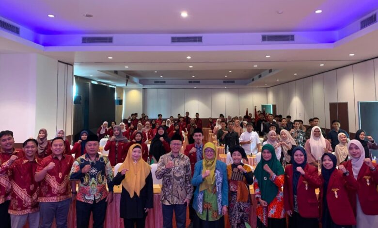 Foto bersama pengurus DPD IMM Jateng dan tamu undangan mengepalkan tangan saat peluncuran SAPA Immawati, platform pelaporan kekerasan berbasis gender di Salatiga.