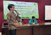 Suasana pemaparan materi pelatihan alat IoT pertanian oleh mahasiswa UMS untuk dukung smart farming petani kopi Desa Seboto.