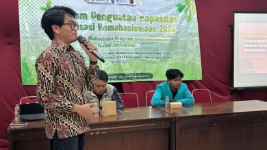 Suasana pemaparan materi pelatihan alat IoT pertanian oleh mahasiswa UMS untuk dukung smart farming petani kopi Desa Seboto.