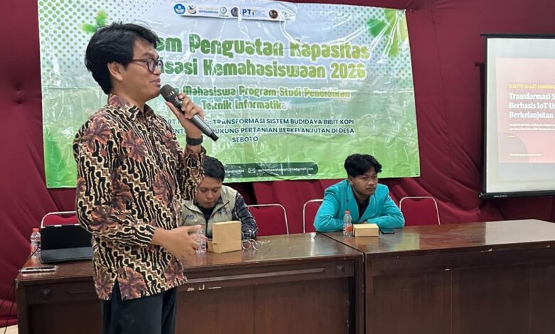 Suasana pemaparan materi pelatihan alat IoT pertanian oleh mahasiswa UMS untuk dukung smart farming petani kopi Desa Seboto.